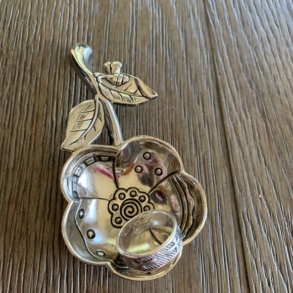 Pewter 🌺 flower ring holder - Picture 3 of 3